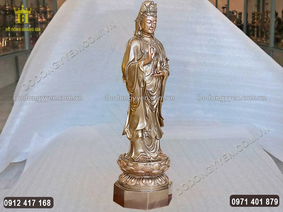 H&igrave;nh ảnh nh&igrave;n nghi&ecirc;ng của bức tượng đồng